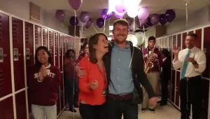 מרגש: התלמידים עזרו למורה שלהם להציע נישואין לחברתו. צפו