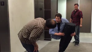 המתיחה שכבשה את הרשת: איש חצוי לשניים במעלית. צפו