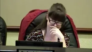 פאדיחה: חבר המועצה עזב לשירותים באמצע הישיבה ושכח לסגור את המיקרופון. צפו