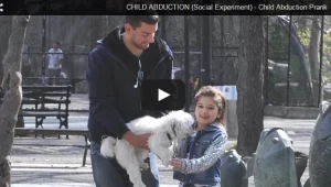 "לעולם אל תדברו עם זרים": צפו בניסוי החברתי שמזעזע את הרשת