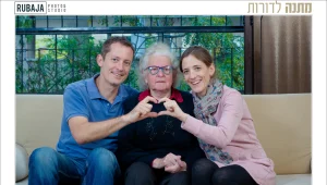 מתנה לדורות: הצלם שמנציח את ניצולי השואה בתמונות