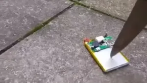 האם הסמארטפון שלכם ישרוד דקירות סכין?