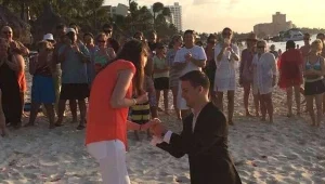 מרגש: הציע נישואין לחברתו כל יום במשך שנה מבלי שהבחינה