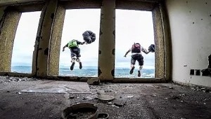 עוצר נשימה: רצו במעלה בניין בן  27 קומות ואז קפצו. צפו