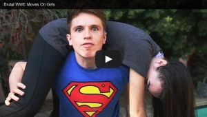 ויראלי:בחור מנסה תרגילי האבקות קטלניים על חברתו