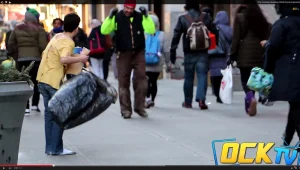 ויראלי: ילד קפא על המדרכה, מי היחיד שניגש לסייע? צפו