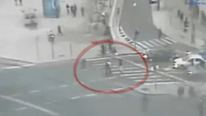 תיעוד מיוחד: ראש עיריית ירושלים משתלט על המחבל מפיגוע הדקירה הערב