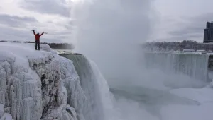 צפו: טיפס על מפלי הניאגרה הקפואים