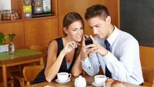 עסקה משתלמת: הפקידו את הסמארטפון במסעדה - וקבלו הנחה