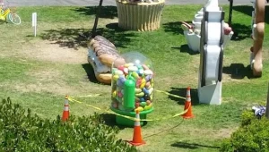 לוהטת מדי: ג'לי בין נמסה בחצר גוגל