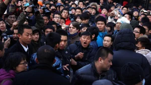 השקת אייפון 4S בסין גרמה להתפרעויות אלימות - אפל עצרה את המכירה