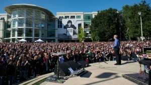 אפל זוכרת: נערך אירוע סגור לזכרו של סטיב ג'ובס במטה החברה בקופרטינו