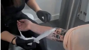 קעקוע חברי הפייסבוק התברר כמתיחה