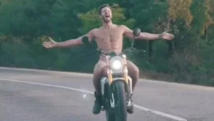 ביקורת נגד מייקל לואיס שרכב עירום וללא קסדה: "חוסר אחריות"