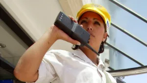 מאבטחת בחברת החשמל: "פוטרתי כי סירבתי להביא פחית שתייה לגבר"