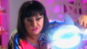 חנה לסלאו מוכרת ביטוח באינטרנט