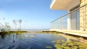 ביקור בית: וילה מפלסית הצופה לים בזכרון יעקב ב-5 מיליון דולר