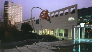 השדרה החמישית בניו יורק - איזור הנדל"ן המסחרי היקר בעולם; רמת אביב במקום ה-35