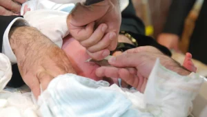 מוהל בחיפה מסביר על סוגיית המציצה בברית המילה