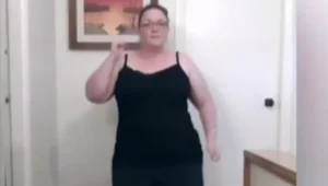 הבחורה הזו תיעדה את עצמה יורדת 68 קילוגרם בריקודים