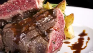 הדרך הטובה לעבור את פסח ולהישאר רזים: דיאטת הפליאו