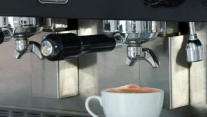 למה כל כך יקר לשתות קפה בשדה התעופה?