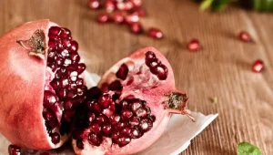 מוסיף המון לבריאות: לא תאמינו מה קורה לגופכם כשאוכלים רימון