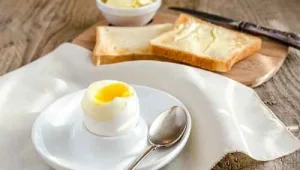 כדי להוריד שומן מותני: זה מה שתאכלו בבוקר