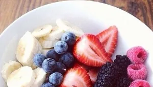 להרזייה ולשמירה על הנעורים: 10 סיבות לאכול פירות יער