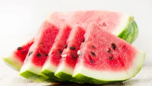 אחת ולתמיד: כמה קלוריות באבטיח והאם כדאי לאכול אותו בתהליך דיאטה?