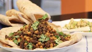 מתכון לתבשיל בשר עם גרגירי חומוס לצד כרובית בשמן זית