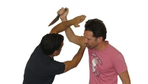 תלמדו להגן על עצמכם: ושתפו, זה חשוב! המדריך להתגוננות נגד תקיפת סכין