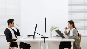 מסך המחשב הזה עומד לפנות לכם מקום על שולחן העבודה