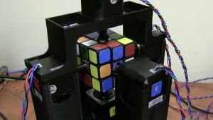 מדהים: הרובוט שמפצח קוביה הונגרית בשנייה