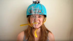 צפו: מי הממציאה הצעירה שהמציאה קסדה לצחצוח שיניים?