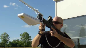 נשק העתיד: רובה גלי רדיו שמפיל רחפנים מהאויר. צפו