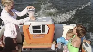 בלנדר, רמקול ומטען USB :הכירו את הצידנית שמשגעת את האמריקנים. צפו