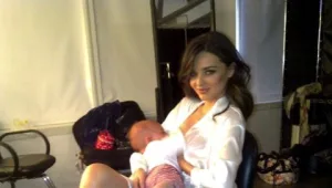 חשופות: הנקה בציבור