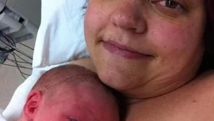 בת 43 גילתה שהיא בהיריון ביום הלידה