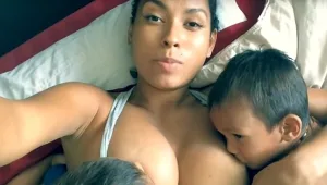 "כמו גילוי עריות": אם הריונית מניקה את 2 ילדיה הבוגרים ביו טיוב וחוטפת ברשת