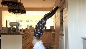 סערה בעקבות החזרה למשקל: מנחת הטלוויזיה שחזרה מחופשת לידה עם בטן שטוחה חטפה ברשת