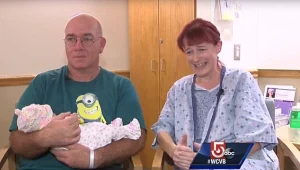 בת 48 שחשבה שהשמינה כי אכלה יותר מדי, סבלה מכאבי בטן וגילתה שהיא בהיריון ראשון שעה לפני לידתה