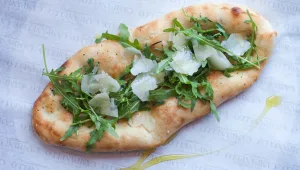 כמו בנאפולי • מתכון לפוקאצה ביתית עם תוספות