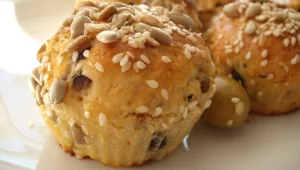 מערבבים ולתנור • מתכון ללחמניות קוטג' וזיתים