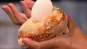 לחמניה עם ביצה קשה באמצע