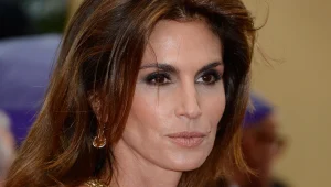 סינדי קרופורד עשתה רעש עם תמונות מפתות ללא פוטושופ בגיל 50, ואז פורשת מעולם הדוגמנות