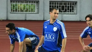 נציג של נירנברג יעקוב אחרי גילי ורמוט וגיא אסולין במשחקי הנבחרות מול סרביה