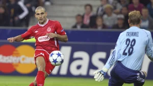 שער בכורה לאיתי שכטר במדי קייזרסלאוטרן