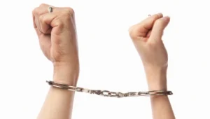 גבר שבילה בחדר המיטות עם חברתו לא הצליח להשתחרר מאזיקים בהם עשה שימוש