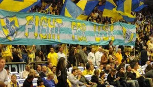 מאות מאוהדי מכבי ת"א תקועים בנתב"ג